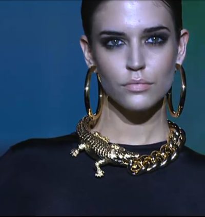 El oro y las joyas XXL protagonizan el espectacular desfile de Aristocrazy en Madrid Fashion Week