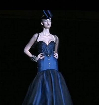 Encaje y pedrería cubren los trajes de noche de Maya Hansen en Madrid Fashion Week