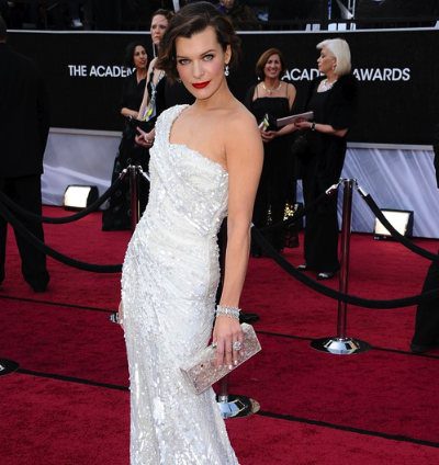 Milla Jovovich, Emma Stone y Rooney Mara destacan sobre la alfombra roja de los Oscar 2012