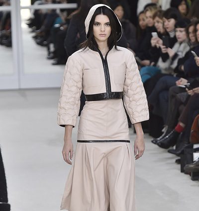 Chanel presenta su colección otoño 2016 en la Paris Fashion Week con un trío ganador