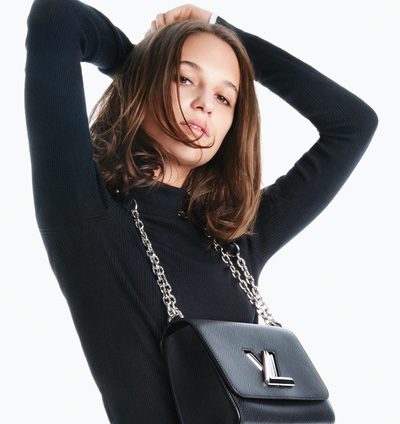 Alicia Vikander apuesta por el 'twist' con el nuevo bolso de Louis Vuitton
