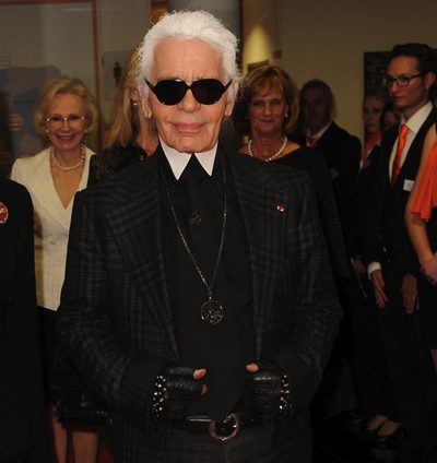 Karl Lagerfeld rinde homenaje a la chaqueta negra de Chanel