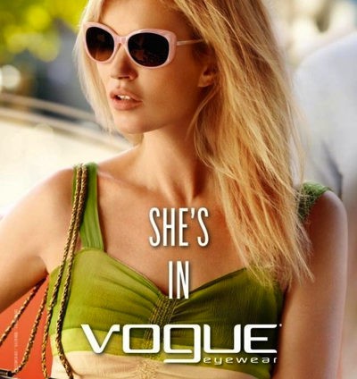 Kate Moss vuelve a cubrir sus ojos con Vogue Eyewear