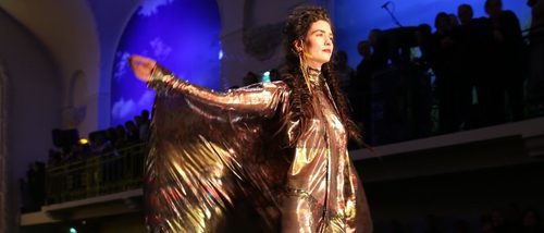 El color ochentero inunda la Semana de la Alta Costura de París con el desfile de Jean Paul Gaultier