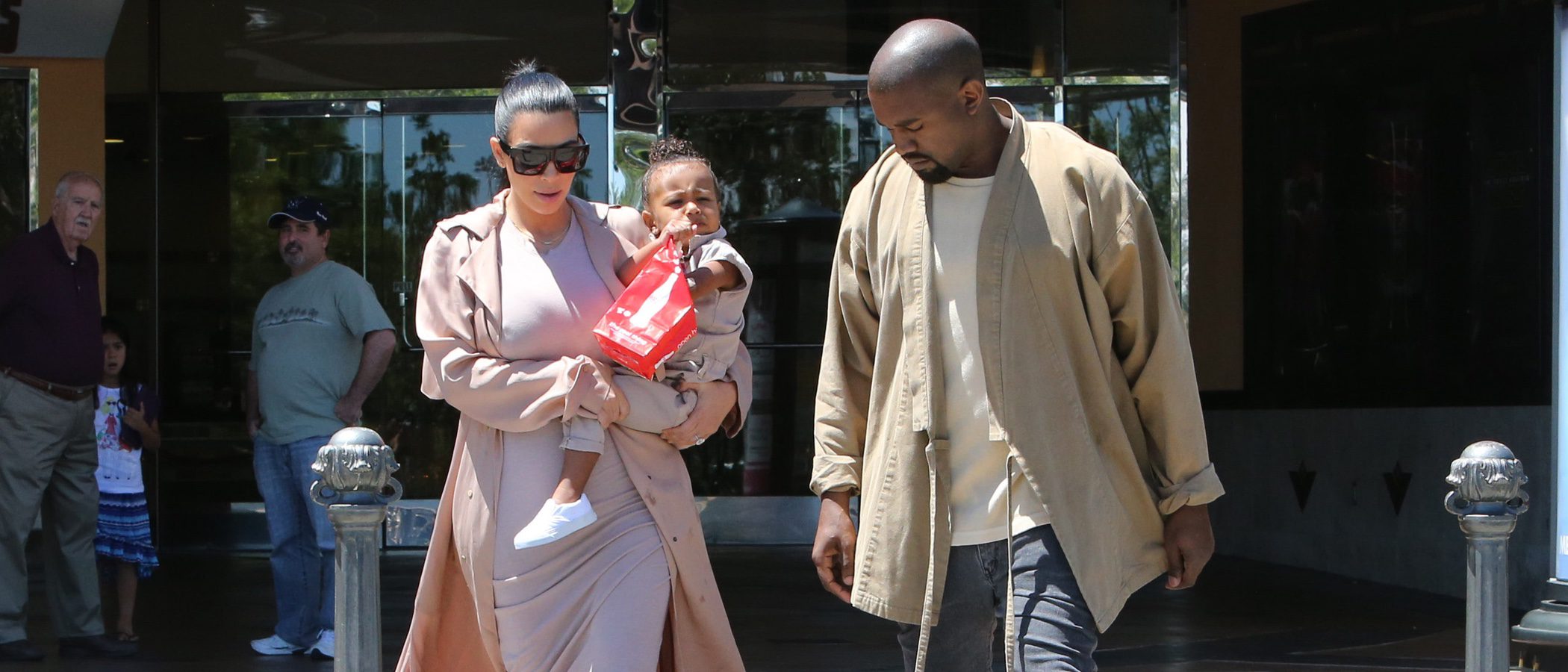 Kim Kardashian y Kanye West se lanzan al diseño de ropa infantil con su hija North West como modelo
