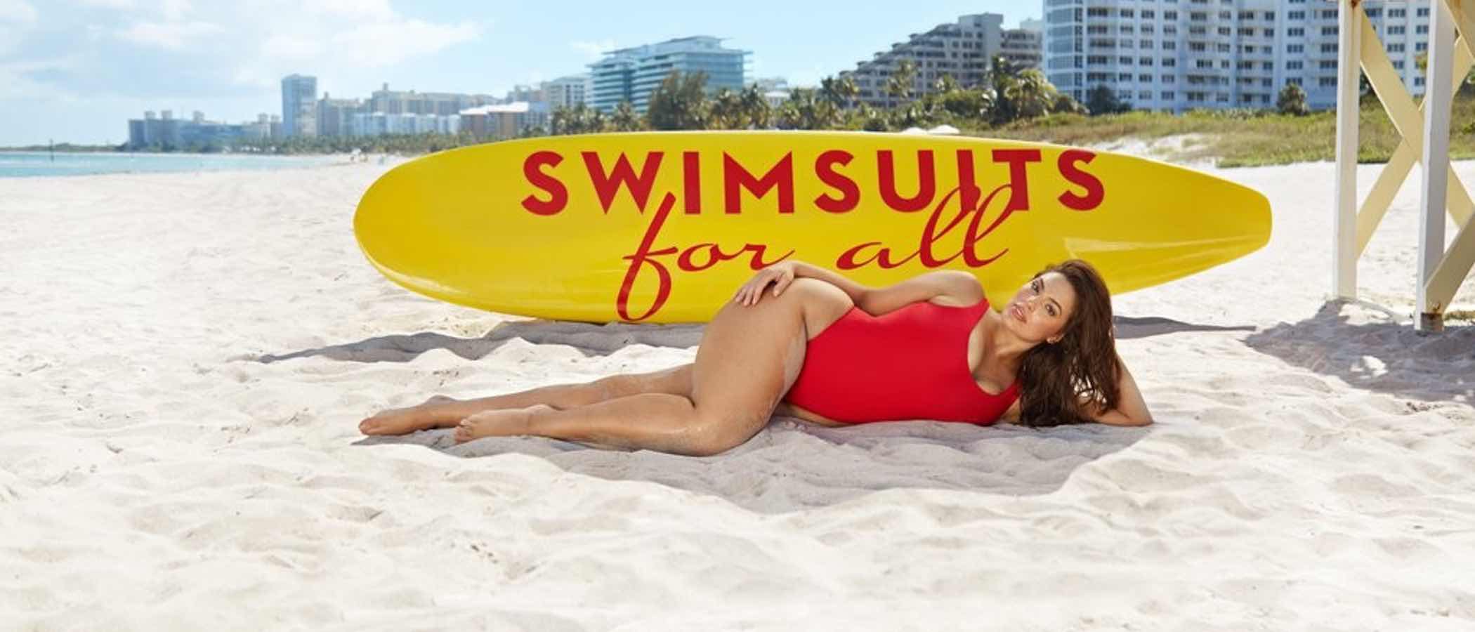 Ashley Graham demuestra que el bañador rojo de 'Los Vigilantes de la Playa' es apto para todos los cuerpos