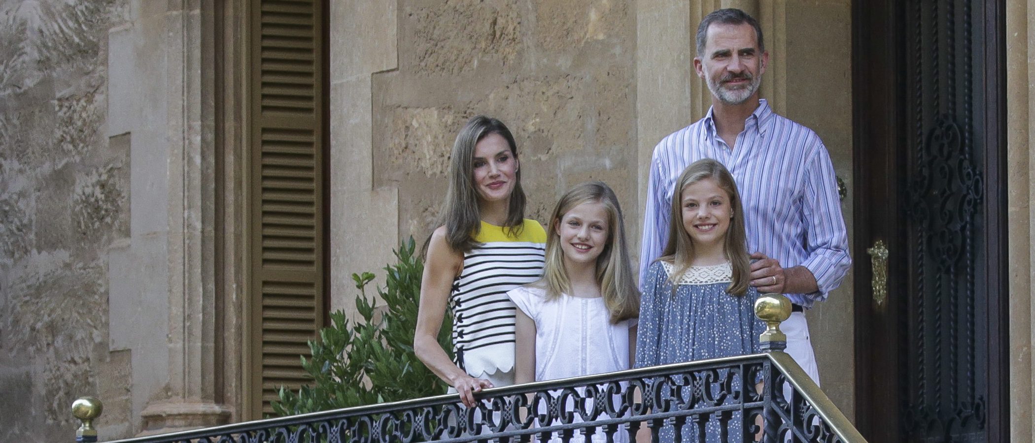 La Reina Letizia opta por el estilo 'navy' en su posado veraniego en Palma
