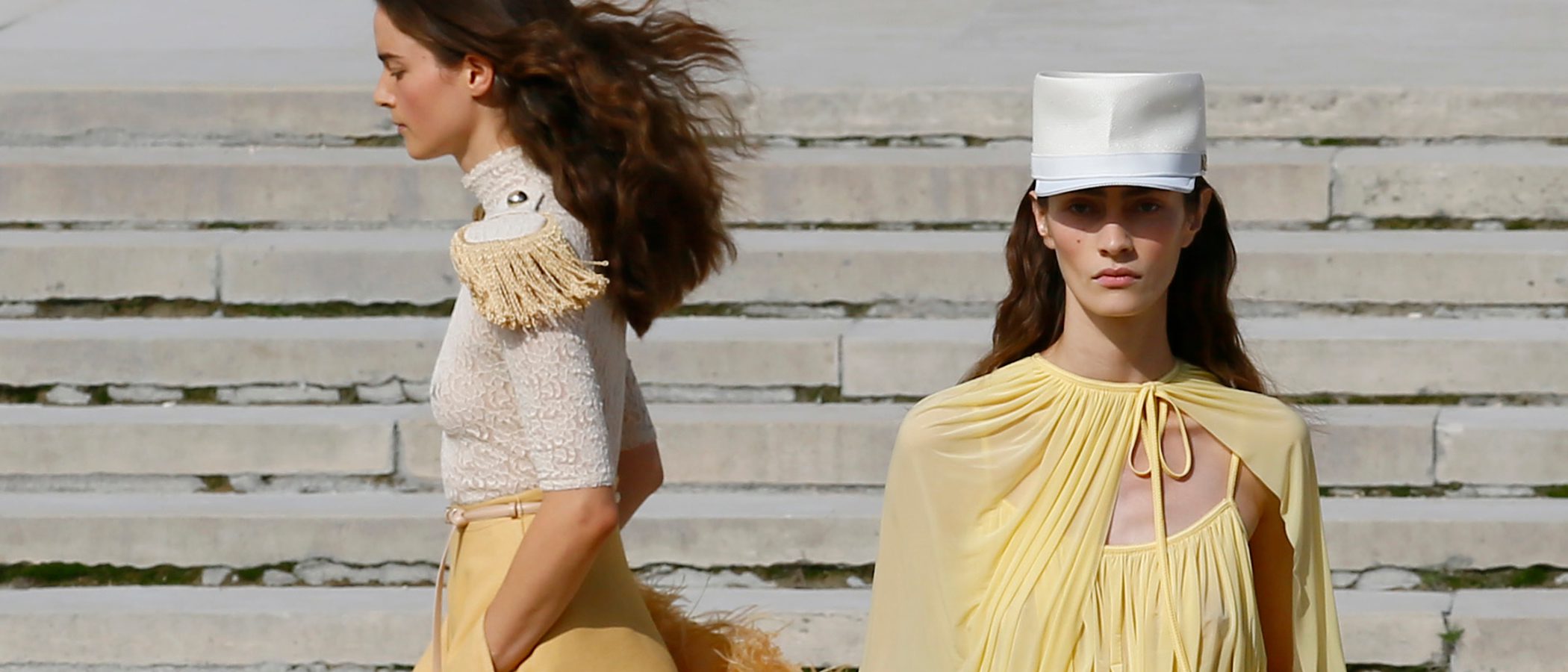 Plumas y flecos se suben a la pasarela de Nina Ricci en la París Fashion Week
