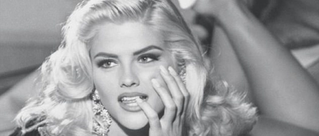 Guess Jeans rinde homenaje a Anna Nicole Smith con una con una colección cápsula inspirada en los 90
