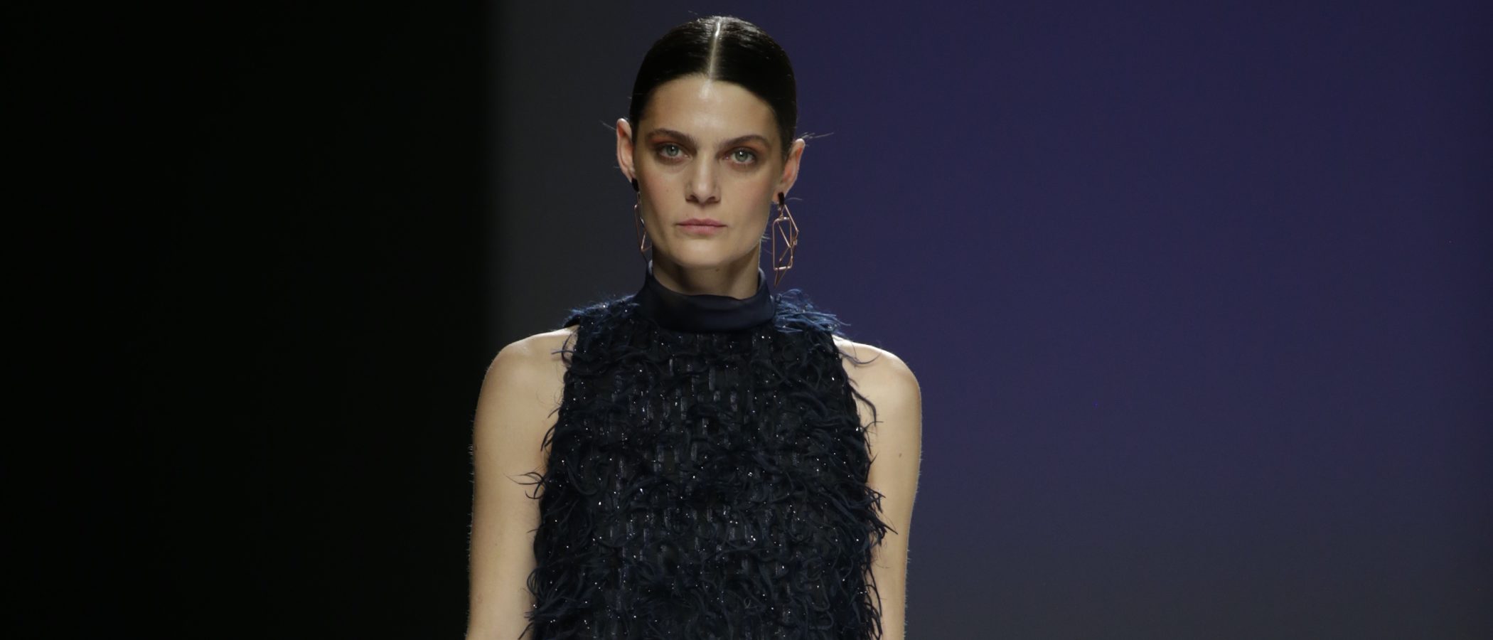 Las líneas minimalistas de Ángel Schlesser inundan la pasarela de la Madrid Fashion Week