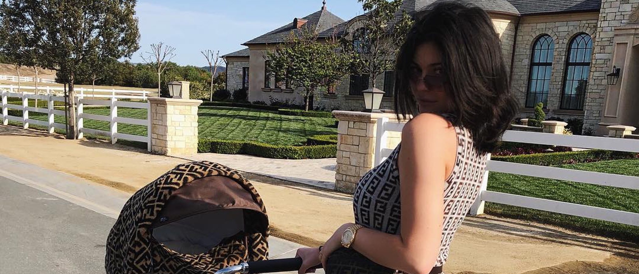 Kylie Jenner siempre a la última: Así es el portabebés de Stormi firmado por Gucci