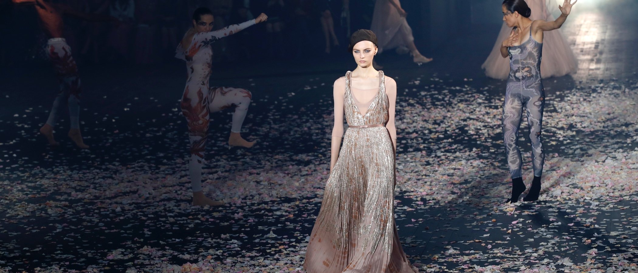 El baile y la moda se unen en la espectacular pasarela de Dior en la Semana de la Moda de París