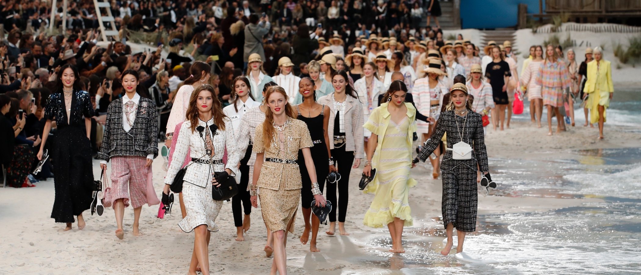 Una idílica playa llega al centro de la París Fashion Week con el desfile más veraniego de Chanel