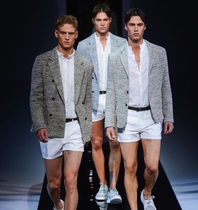 Pantalones mínimos en el desfile de Emporio Armani en la Semana de la Moda masculina de Milán