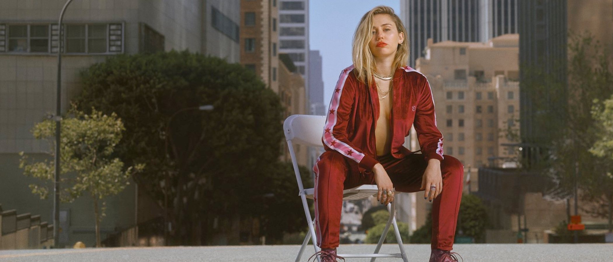Terciopelo, jacquard y purpurina, las tendencias de la tercera colección de 'Converse x Miley Cyrus'