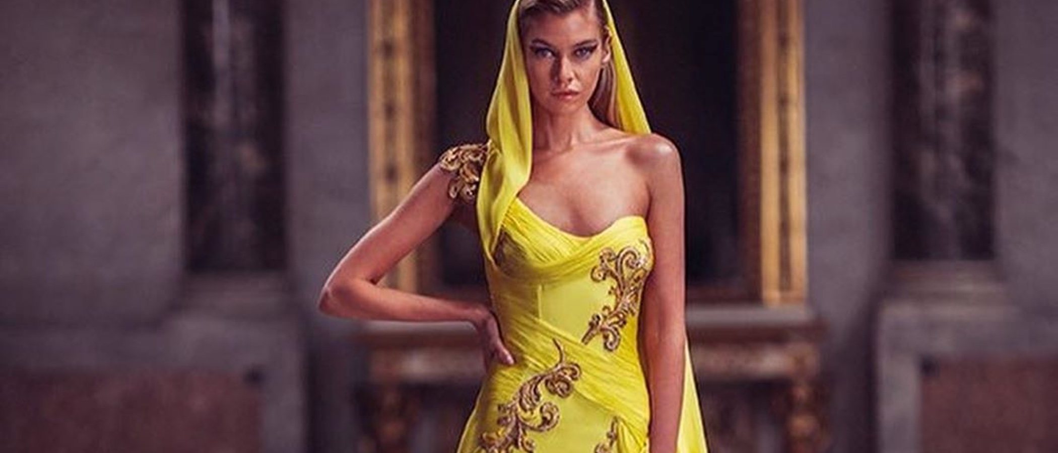 Vestidos de colores y lentejuelas en la colección primavera/verano 2019 Altelier Versace