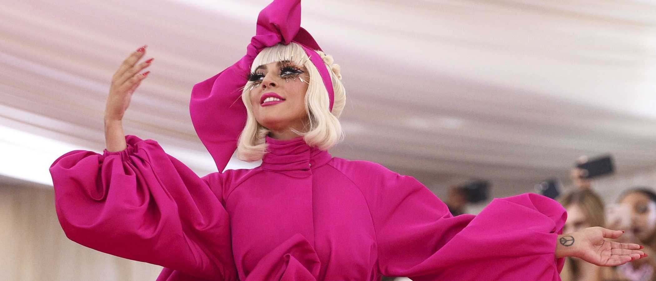 Lady Gaga sorprende con cuatro looks en menos de 5 minutos sobre la alfombra roja de la MET Gala 2019