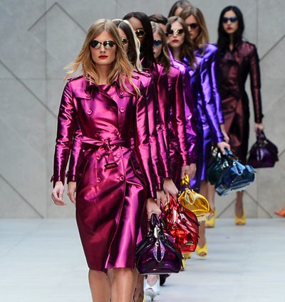 Burberry apuesta por los colores metalizados para la primavera/verano 2013 en la Semana de la Moda de Londres
