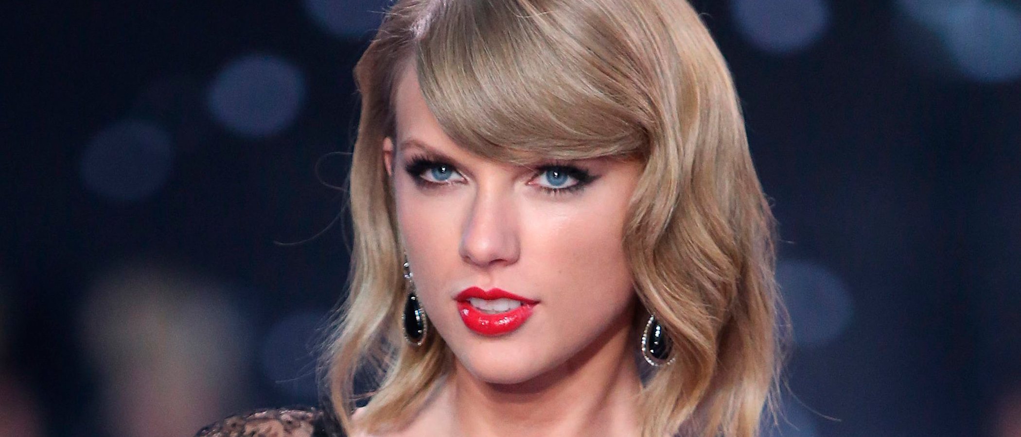 La evolución de estilismos de Taylor Swift: de cantante country a estrella mundial