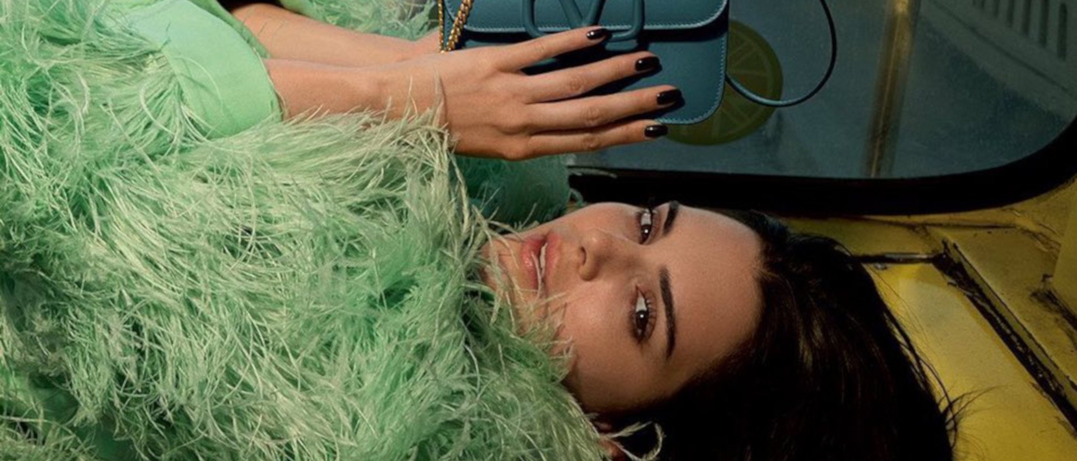 Kendall Jenner presenta el nuevo y sofisticado bolso de Valentino