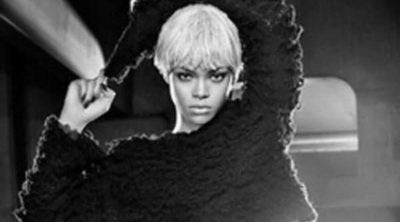 Una irreconocible Rihanna protagoniza la última campaña de Armani Jeans