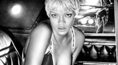 Rihanna se desnuda para Armani Underwear, sensualidad en blanco y negro
