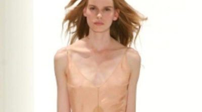 Calvin Klein apuesta por el minimalismo en tonos nude para primavera de 2012