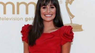 Rojo en los Emmy 2011: Nina Dobrev de Donna Karan y Lea Michele de Marchesa