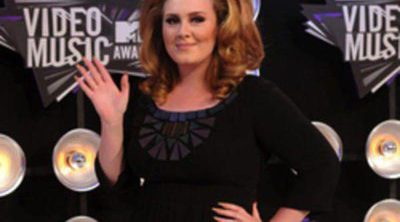 Adele podría colaborar próximamente con Burberry para diseñar prendas de tallas grandes