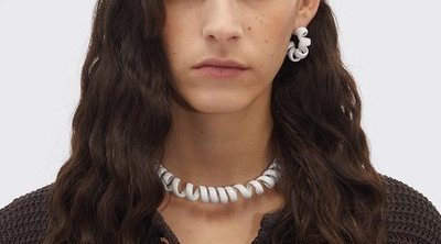 Bottega Veneta desata la polémica por vender joyas inspirada en gomas del pelo y collares de cuentas por 2.000 euros