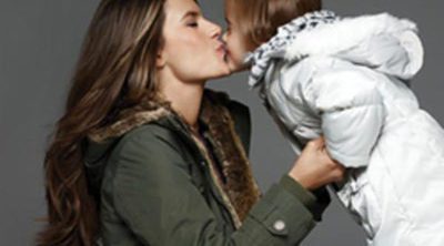 Alessandra Ambrosio y su hija Anja protagonizan la nueva campaña de London Fog