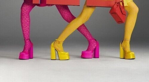 Después de Zara y H&M, Bershka tiene también el clon exacto de los zapatos con plataforma Medusa de Versace