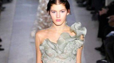 La primavera/verano 2013 de Valentino llena cargada de encaje y tul en la Semana de la Alta Costura de París