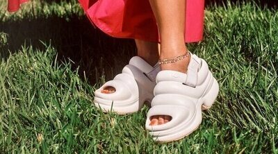 UGG quiere también ser el calzado viral del verano con las sandalias 'Aww Yeah' de plataforma