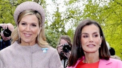 Rosa y Rojo, la combinación de la Reina Letizia que esconde otro guiño a la moda española (aunque no lo parezca)