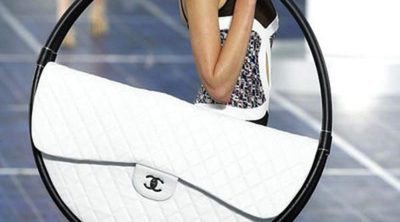 El bolso 'Hula-Hoop' de Chanel: el preferido de las celebrities para ir a la playa