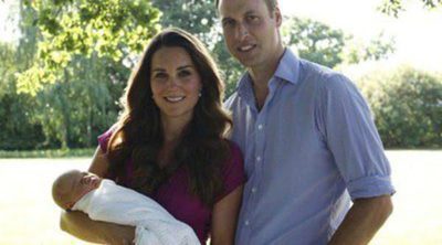 Agotadas las existencias del vestido que Kate Middleton lució en la primera foto oficial del Príncipe Jorge