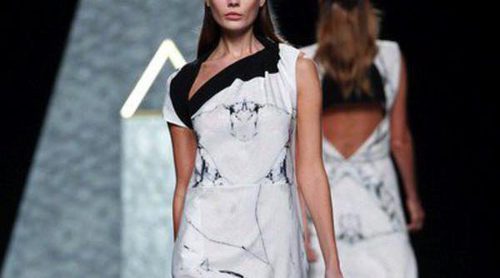 Ana Locking abre su colección primavera/verano 2014 con vestidos de estampado print estilo mármol en Madrid Fashion Week