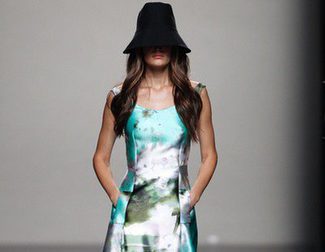 Juanjo Oliva apuesta por los vestidos línea A en su colección primavera/verano 2014 en la Madrid Fashion Week