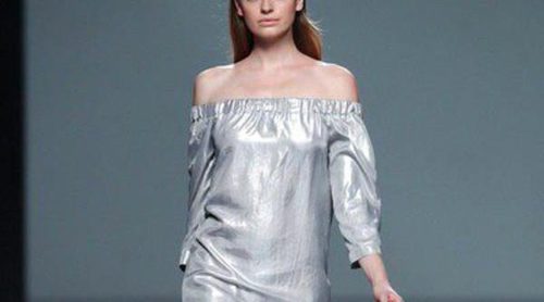 Ángel Schlesser también propone diseños de tendencia metalizada en su colección primavera/verano 2014 en la Madrid Fashion Week