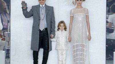 Cara Delevingne desfila vestida de novia con sneakers de Chanel en la Semana de la Alta Costura de París