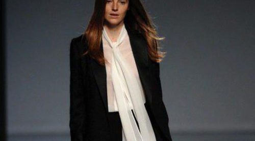 Ángel Schlesser sigue fiel al blanco y negro en la Madrid Fashion Week otoño/invierno 2014/2015