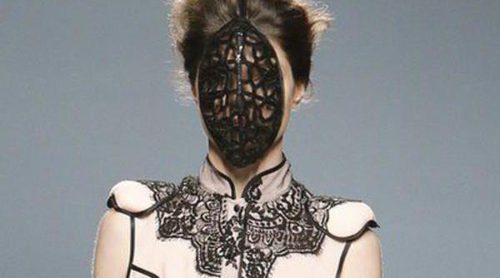 Maya Hansen abre la segunda jornada de la Madrid Fashion Week apostando por corsés, encajes y transparencias