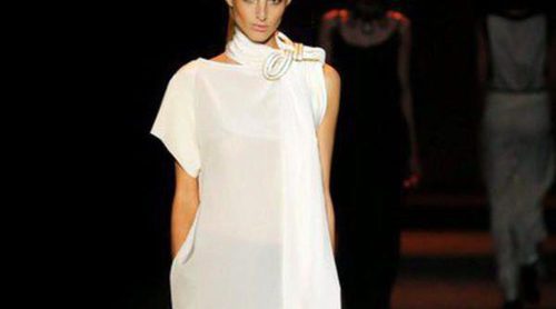 El negro y el blanco roto con inspiraciones marinas en la colección de Miguel Palacio para primavera/verano 2015 en Madrid Fashion Week