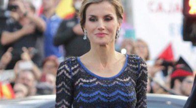 La Reina Letizia apuesta por un vestido azul y negro en los Premios Príncipe de Asturias 2014