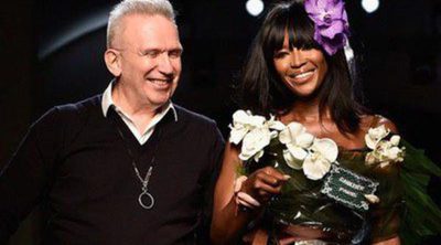 Jean Paul Gaultier convierte a Naomi Campbell en un ramo de flores de novia