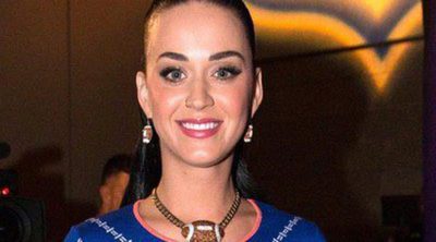 Katy Perry se convierte en balón de fútbol americano en un acto previo a la Super Bowl 2015