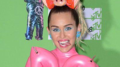 Los looks de Miley Cyrus en los Video Music Awards 2015: tapando lo justo