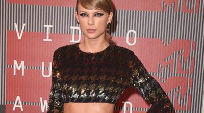 Los 15 vestidos icónicos de Taylor Swift que no pueden faltar en su marca de moda