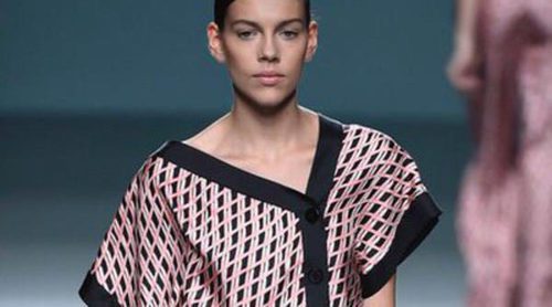 Ángel Schlesser apuesta por la asimetría y sobriedad del color para primavera/verano 2016 en Madrid Fashion Week
